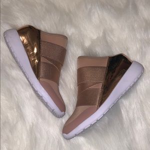 STEVE MADDEN BACKLESS SNEAKERS IN PINK/ROSE GOLD